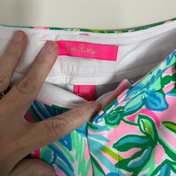 Lilly Pulitzer Vibrant Floral Print Callahan Stretch Shorts Sz. 10 - Picture 2 of 2
